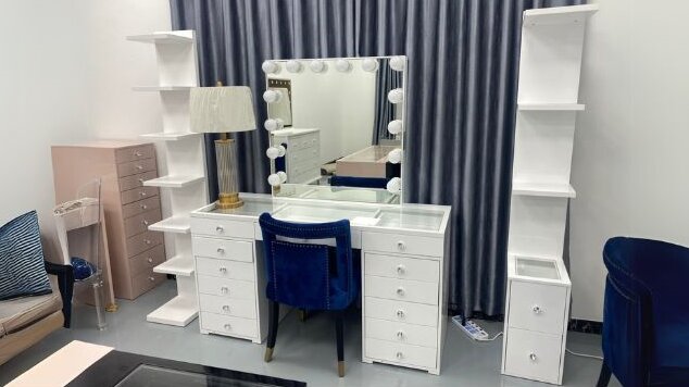 モダンな高級の寝室家具 機能的な寝室 セット 金色の上部と大理石の革セラミックドレッサー 10