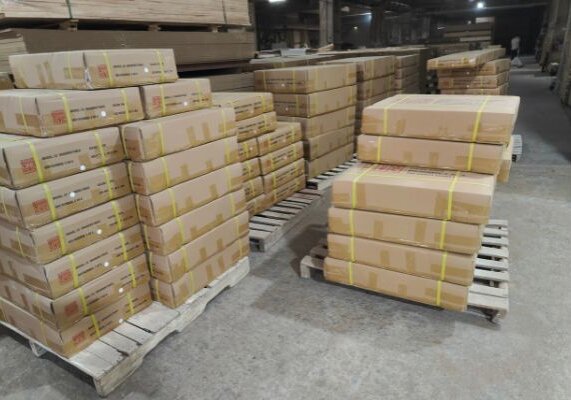 モダンな高級の寝室家具 機能的な寝室 セット 金色の上部と大理石の革セラミックドレッサー 19